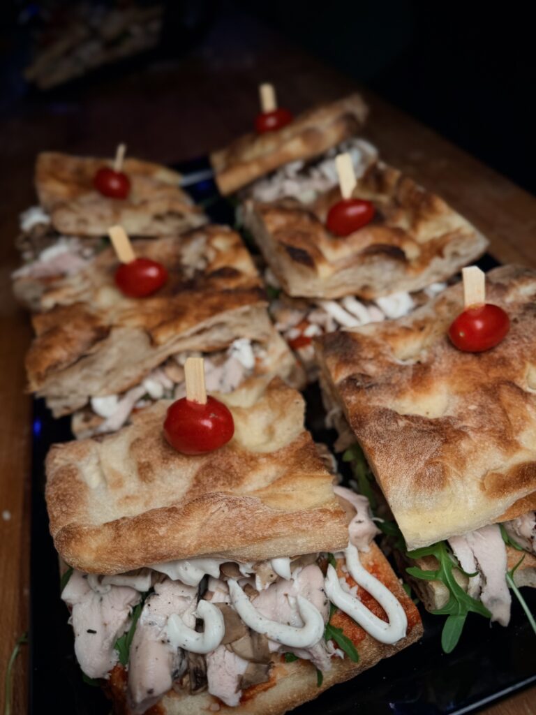 PINSA Z KURCZAKIEM I SOSEM TRUFLOWYM