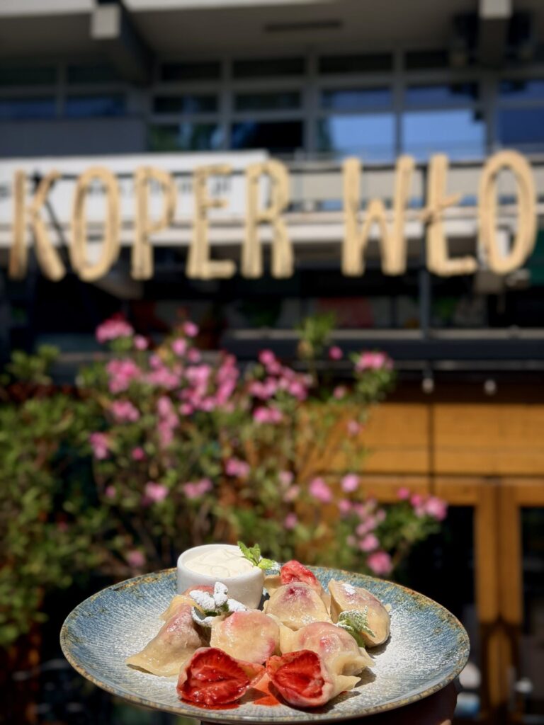 PIEROGI Z OWOCAMI SEZONOWYMI